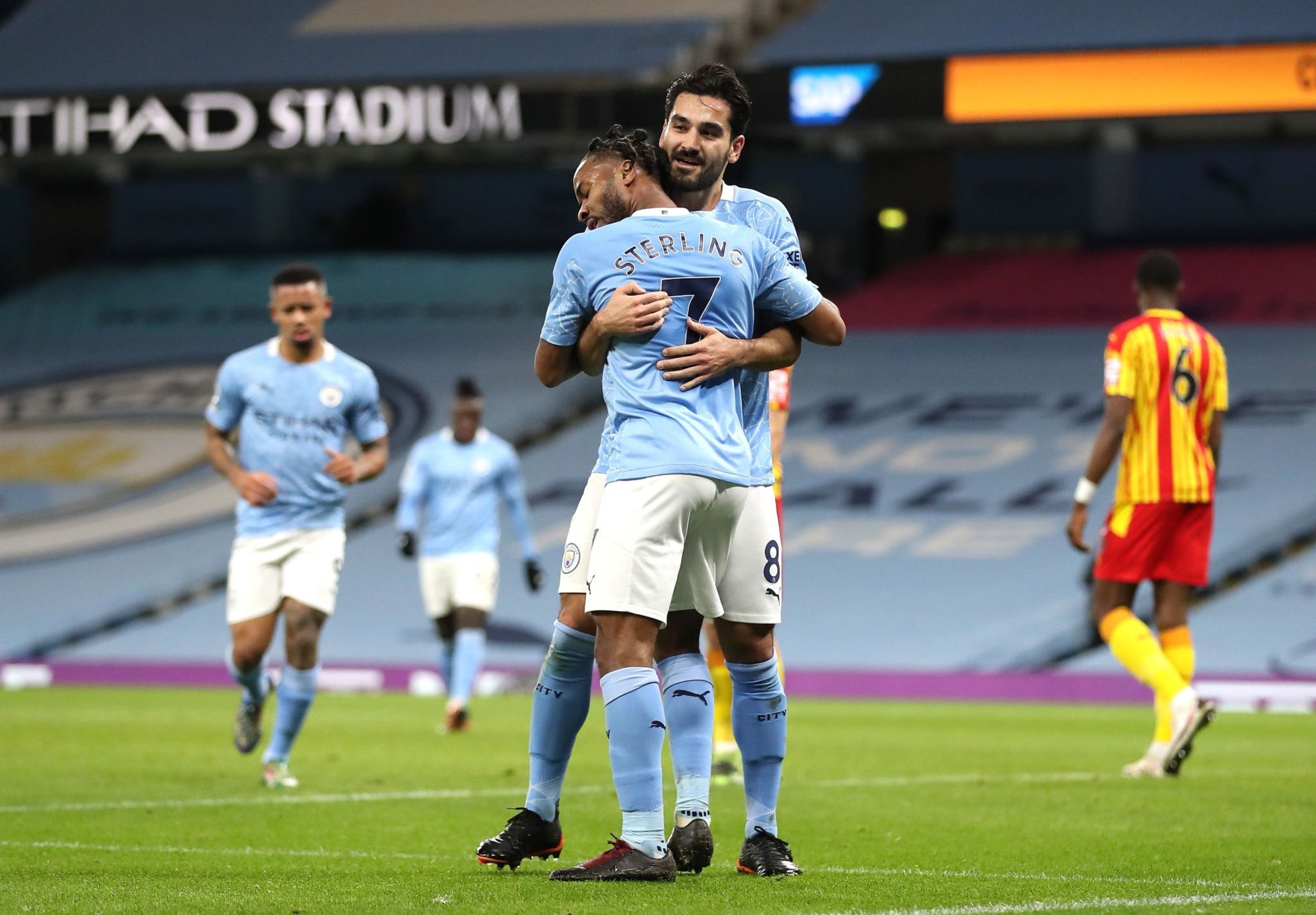 她回忆起自 她回忆起自